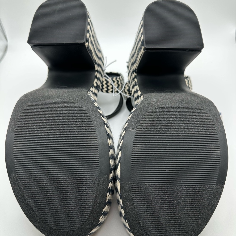 Universal Thread Black and Cream Platform Sandals - Picture 6 of 8